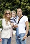 Schiphol oost 10 juni 2011
Johnny Heitinga en zijn zwangere vrouw Charlotte gaan met prive vliegtuig en dochter Jezebel op vakantie naar ibiza.
Peter Smulders bv