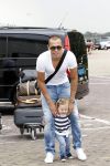 Schiphol oost 10 juni 2011
Johnny Heitinga en zijn zwangere vrouw Charlotte gaan met prive vliegtuig en dochter Jezebel op vakantie naar ibiza.
Peter Smulders bv
