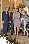 Den Haag 17 mei 2011
Prinses maxima reikt de appeltjes van Oranje uit. Prins Willem Alexander en Koningin Beatrix zijn daarbij aanwezig.
Peter Smulders bv