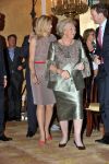 Den Haag 17 mei 2011
Prinses maxima reikt de appeltjes van Oranje uit. Prins Willem Alexander en Koningin Beatrix zijn daarbij aanwezig.
Peter Smulders bv