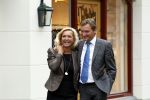 Laren 16 mei 2011
Opening Hastens winkel door oa Mariska v Kolck en haar nieuwe vriend Edgar Peer.
Peter Smulders bv