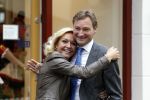 Laren 16 mei 2011
Opening Hastens winkel door oa Mariska v Kolck en haar nieuwe vriend Edgar Peer.
Peter Smulders bv