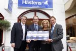 Laren 16 mei 2011
Opening Hastens winkel door oa Mariska v Kolck en haar nieuwe vriend Edgar Peer.
Peter Smulders bv