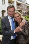 Laren 16 mei 2011
Opening Hastens winkel door oa Mariska v Kolck en haar nieuwe vriend Edgar Peer.
Peter Smulders bv