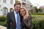 Laren 16 mei 2011
Opening Hastens winkel door oa Mariska v Kolck en haar nieuwe vriend Edgar Peer.
Peter Smulders bv