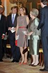 Den Haag 17 mei 2011
Prinses maxima reikt de appeltjes van Oranje uit. Prins Willem Alexander en Koningin Beatrix zijn daarbij aanwezig.
Peter Smulders bv