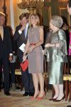 Den Haag 17 mei 2011
Prinses maxima reikt de appeltjes van Oranje uit. Prins Willem Alexander en Koningin Beatrix zijn daarbij aanwezig.
Peter Smulders bv