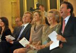 Den Haag 17 mei 2011
Prinses maxima reikt de appeltjes van Oranje uit. Prins Willem Alexander en Koningin Beatrix zijn daarbij aanwezig.
Peter Smulders bv