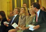 Den Haag 17 mei 2011
Prinses maxima reikt de appeltjes van Oranje uit. Prins Willem Alexander en Koningin Beatrix zijn daarbij aanwezig.
Peter Smulders bv