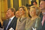 Den Haag 17 mei 2011
Prinses maxima reikt de appeltjes van Oranje uit. Prins Willem Alexander en Koningin Beatrix zijn daarbij aanwezig.
Peter Smulders bv