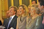 Den Haag 17 mei 2011
Prinses maxima reikt de appeltjes van Oranje uit. Prins Willem Alexander en Koningin Beatrix zijn daarbij aanwezig.
Peter Smulders bv