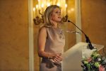 Den Haag 17 mei 2011
Prinses maxima reikt de appeltjes van Oranje uit. Prins Willem Alexander en Koningin Beatrix zijn daarbij aanwezig.
Peter Smulders bv