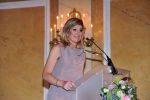 Den Haag 17 mei 2011
Prinses maxima reikt de appeltjes van Oranje uit. Prins Willem Alexander en Koningin Beatrix zijn daarbij aanwezig.
Peter Smulders bv