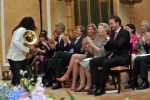 Den Haag 17 mei 2011
Prinses maxima reikt de appeltjes van Oranje uit. Prins Willem Alexander en Koningin Beatrix zijn daarbij aanwezig.
Peter Smulders bv