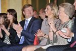 Den Haag 17 mei 2011
Prinses maxima reikt de appeltjes van Oranje uit. Prins Willem Alexander en Koningin Beatrix zijn daarbij aanwezig.
Peter Smulders bv