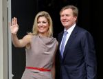 Den Haag 17 mei 2011
Prinses maxima reikt de appeltjes van Oranje uit. Prins Willem Alexander en Koningin Beatrix zijn daarbij aanwezig.
Peter Smulders bv