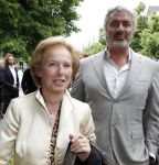 Amsterdam 26 mei 2011
Koningin Beatrix opent expositie van kunst op de apollolaan. Jan Cremer begeleidt haar. Nina Brink met Pieter Storms en haar dochter
Peter Smulders bv