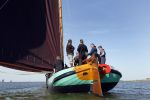 Lemmer, 4 Juli 2011
De SKS skutsjes zijn samen met de skutsjes uit de A-klasse van de IFKS ingedeeld in Klasse 1 Als fotograaf aan boord van de STRIIDBER met schipper Siebo Zijsling | uit Ijlst
Foto Peter Smulders BVâ€¨ (2-2-7)