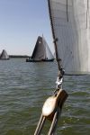 Lemmer, 4 Juli 2011
De SKS skutsjes zijn samen met de skutsjes uit de A-klasse van de IFKS ingedeeld in Klasse 1 Als fotograaf aan boord van de STRIIDBER met schipper Siebo Zijsling | uit Ijlst
Foto Peter Smulders BVâ€¨ (2-2-7)