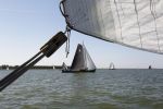 Lemmer, 4 Juli 2011
De SKS skutsjes zijn samen met de skutsjes uit de A-klasse van de IFKS ingedeeld in Klasse 1 Als fotograaf aan boord van de STRIIDBER met schipper Siebo Zijsling | uit Ijlst
Foto Peter Smulders BVâ€¨ (2-2-7)