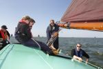 Lemmer, 4 Juli 2011
De SKS skutsjes zijn samen met de skutsjes uit de A-klasse van de IFKS ingedeeld in Klasse 1 Als fotograaf aan boord van de STRIIDBER met schipper Siebo Zijsling | uit Ijlst
Foto Peter Smulders BVâ€¨ (2-2-7)