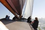 Lemmer, 4 Juli 2011
De SKS skutsjes zijn samen met de skutsjes uit de A-klasse van de IFKS ingedeeld in Klasse 1 Als fotograaf aan boord van de STRIIDBER met schipper Siebo Zijsling | uit Ijlst
Foto Peter Smulders BVâ€¨ (2-2-7)