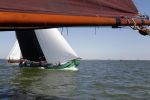 Lemmer, 4 Juli 2011
De SKS skutsjes zijn samen met de skutsjes uit de A-klasse van de IFKS ingedeeld in Klasse 1 Als fotograaf aan boord van de STRIIDBER met schipper Siebo Zijsling | uit Ijlst
Foto Peter Smulders BVâ€¨ (2-2-7)
