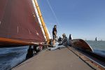 Lemmer, 4 Juli 2011
De SKS skutsjes zijn samen met de skutsjes uit de A-klasse van de IFKS ingedeeld in Klasse 1 Als fotograaf aan boord van de STRIIDBER met schipper Siebo Zijsling | uit Ijlst
Foto Peter Smulders BVâ€¨ (2-2-7)