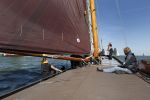Lemmer, 4 Juli 2011
De SKS skutsjes zijn samen met de skutsjes uit de A-klasse van de IFKS ingedeeld in Klasse 1 Als fotograaf aan boord van de STRIIDBER met schipper Siebo Zijsling | uit Ijlst
Foto Peter Smulders BVâ€¨ (2-2-7)