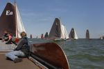 Lemmer, 4 Juli 2011
De SKS skutsjes zijn samen met de skutsjes uit de A-klasse van de IFKS ingedeeld in Klasse 1 Als fotograaf aan boord van de STRIIDBER met schipper Siebo Zijsling | uit Ijlst
Foto Peter Smulders BVâ€¨ (2-2-7)