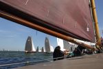 Lemmer, 4 Juli 2011
De SKS skutsjes zijn samen met de skutsjes uit de A-klasse van de IFKS ingedeeld in Klasse 1 Als fotograaf aan boord van de STRIIDBER met schipper Siebo Zijsling | uit Ijlst
Foto Peter Smulders BVâ€¨ (2-2-7)
