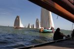 Lemmer, 4 Juli 2011
De SKS skutsjes zijn samen met de skutsjes uit de A-klasse van de IFKS ingedeeld in Klasse 1 Als fotograaf aan boord van de STRIIDBER met schipper Siebo Zijsling | uit Ijlst
Foto Peter Smulders BVâ€¨ (2-2-7)
