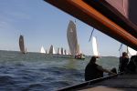 Lemmer, 4 Juli 2011
De SKS skutsjes zijn samen met de skutsjes uit de A-klasse van de IFKS ingedeeld in Klasse 1 Als fotograaf aan boord van de STRIIDBER met schipper Siebo Zijsling | uit Ijlst
Foto Peter Smulders BVâ€¨ (2-2-7)