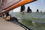 Lemmer, 4 Juli 2011
De SKS skutsjes zijn samen met de skutsjes uit de A-klasse van de IFKS ingedeeld in Klasse 1 Als fotograaf aan boord van de STRIIDBER met schipper Siebo Zijsling | uit Ijlst
Foto Peter Smulders BVâ€¨ (2-2-7)