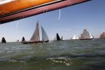 Lemmer, 4 Juli 2011
De SKS skutsjes zijn samen met de skutsjes uit de A-klasse van de IFKS ingedeeld in Klasse 1 Als fotograaf aan boord van de STRIIDBER met schipper Siebo Zijsling | uit Ijlst
Foto Peter Smulders BVâ€¨ (2-2-7)