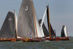Lemmer, 4 Juli 2011
De SKS skutsjes zijn samen met de skutsjes uit de A-klasse van de IFKS ingedeeld in Klasse 1 Als fotograaf aan boord van de STRIIDBER met schipper Siebo Zijsling | uit Ijlst
Foto Peter Smulders BVâ€¨ (2-2-7)