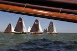 Lemmer, 4 Juli 2011
De SKS skutsjes zijn samen met de skutsjes uit de A-klasse van de IFKS ingedeeld in Klasse 1 Als fotograaf aan boord van de STRIIDBER met schipper Siebo Zijsling | uit Ijlst
Foto Peter Smulders BVâ€¨ (2-2-7)