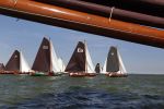 Lemmer, 4 Juli 2011
De SKS skutsjes zijn samen met de skutsjes uit de A-klasse van de IFKS ingedeeld in Klasse 1 Als fotograaf aan boord van de STRIIDBER met schipper Siebo Zijsling | uit Ijlst
Foto Peter Smulders BVâ€¨ (2-2-7)