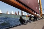 Lemmer, 4 Juli 2011
De SKS skutsjes zijn samen met de skutsjes uit de A-klasse van de IFKS ingedeeld in Klasse 1 Als fotograaf aan boord van de STRIIDBER met schipper Siebo Zijsling | uit Ijlst
Foto Peter Smulders BVâ€¨ (2-2-7)
