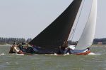 Lemmer, 4 Juli 2011
De SKS skutsjes zijn samen met de skutsjes uit de A-klasse van de IFKS ingedeeld in Klasse 1 Als fotograaf aan boord van de STRIIDBER met schipper Siebo Zijsling | uit Ijlst
Foto Peter Smulders BVâ€¨ (2-2-7)