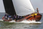 Lemmer, 4 Juli 2011
De SKS skutsjes zijn samen met de skutsjes uit de A-klasse van de IFKS ingedeeld in Klasse 1 Als fotograaf aan boord van de STRIIDBER met schipper Siebo Zijsling | uit Ijlst
Foto Peter Smulders BVâ€¨ (2-2-7)