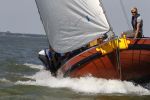 Lemmer, 4 Juli 2011
De SKS skutsjes zijn samen met de skutsjes uit de A-klasse van de IFKS ingedeeld in Klasse 1 Als fotograaf aan boord van de STRIIDBER met schipper Siebo Zijsling | uit Ijlst
Foto Peter Smulders BVâ€¨ (2-2-7)