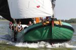 Lemmer, 4 Juli 2011
De SKS skutsjes zijn samen met de skutsjes uit de A-klasse van de IFKS ingedeeld in Klasse 1 Als fotograaf aan boord van de STRIIDBER met schipper Siebo Zijsling | uit Ijlst
Foto Peter Smulders BVâ€¨ (2-2-7)
