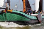 Lemmer, 4 Juli 2011
De SKS skutsjes zijn samen met de skutsjes uit de A-klasse van de IFKS ingedeeld in Klasse 1 Als fotograaf aan boord van de STRIIDBER met schipper Siebo Zijsling | uit Ijlst
Foto Peter Smulders BVâ€¨ (2-2-7)
