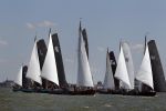 Lemmer, 4 Juli 2011
De SKS skutsjes zijn samen met de skutsjes uit de A-klasse van de IFKS ingedeeld in Klasse 1 Als fotograaf aan boord van de STRIIDBER met schipper Siebo Zijsling | uit Ijlst
Foto Peter Smulders BVâ€¨ (2-2-7)