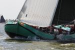 Lemmer, 4 Juli 2011
De SKS skutsjes zijn samen met de skutsjes uit de A-klasse van de IFKS ingedeeld in Klasse 1 Als fotograaf aan boord van de STRIIDBER met schipper Siebo Zijsling | uit Ijlst
Foto Peter Smulders BVâ€¨ (2-2-7)