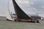 Lemmer, 4 Juli 2011
De SKS skutsjes zijn samen met de skutsjes uit de A-klasse van de IFKS ingedeeld in Klasse 1 Als fotograaf aan boord van de STRIIDBER met schipper Siebo Zijsling | uit Ijlst
Foto Peter Smulders BVâ€¨ (2-2-7)