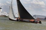 Lemmer, 4 Juli 2011
De SKS skutsjes zijn samen met de skutsjes uit de A-klasse van de IFKS ingedeeld in Klasse 1 Als fotograaf aan boord van de STRIIDBER met schipper Siebo Zijsling | uit Ijlst
Foto Peter Smulders BVâ€¨ (2-2-7)