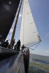Lemmer, 4 Juli 2011
De SKS skutsjes zijn samen met de skutsjes uit de A-klasse van de IFKS ingedeeld in Klasse 1 Als fotograaf aan boord van de STRIIDBER met schipper Siebo Zijsling | uit Ijlst
Foto Peter Smulders BVâ€¨ (2-2-7)