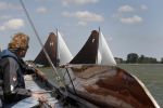 Lemmer, 4 Juli 2011
De SKS skutsjes zijn samen met de skutsjes uit de A-klasse van de IFKS ingedeeld in Klasse 1 Als fotograaf aan boord van de STRIIDBER met schipper Siebo Zijsling | uit Ijlst
Foto Peter Smulders BVâ€¨ (2-2-7)